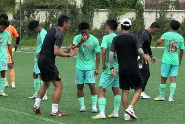 比赛第61分钟，赫拉芬贝赫受伤无法坚持被换下场。